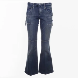 lågmidjade flare jeans - Sååå fina lågmidjade jeans som tyvärr var för korta för mig 😭 storlek 31/34, jag är 176cm och gissar att de skulle passa bra på nån som är 168cm eller kortare! Jättebra skick, köparen står för frakt 🥰🥰