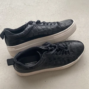 Vagabond skor - Säljer min fina Vagabonds skor i storlek 40💕 Använda 4-5 gånger, säljs eftersom de inte kommit till användning. De är i ett fint skick och har inga defekter. Ny pris 1000kr och sälj för 800kr💕