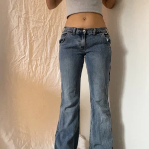 Lowwaist bootcutjeans  - Använd gärna köp nu om du vill köpa/eller skriv till mig privat! Baggy jeans köpta på brandy melville (slutsålda) Uppskattade mått:  Midja: cirka 80 Innerbenslängden: cirka 79