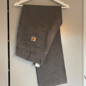 Carhartt jeans - Riktigt schyssta straight fit jeans.  De är vintage och välanvända vilket syns men det gör de bara snyggare enligt mig!  Storlek 35/30 men passar mig som vanligtvis har 30 i midja om jag har bälte. Jag är 180cm och sitter bra längdmässigt