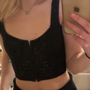 Svart korsett - Säljer denna fina korsetten ifrån hm. Använd fåtal gånger men är i fint skick. Storlek Xs Frakten står köparen för!!❤️‍🔥❤️‍🔥❤️‍🔥