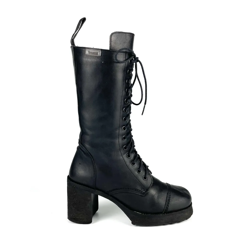 Vintage 90s 00s Y2K STRANGE real leather blunt square toe chunky block heel mid calf lace up combat boots in black. Signs of wear are present. Label: 37, fit between 37 - 37,5. Ask for full description. No returns.. Skor.