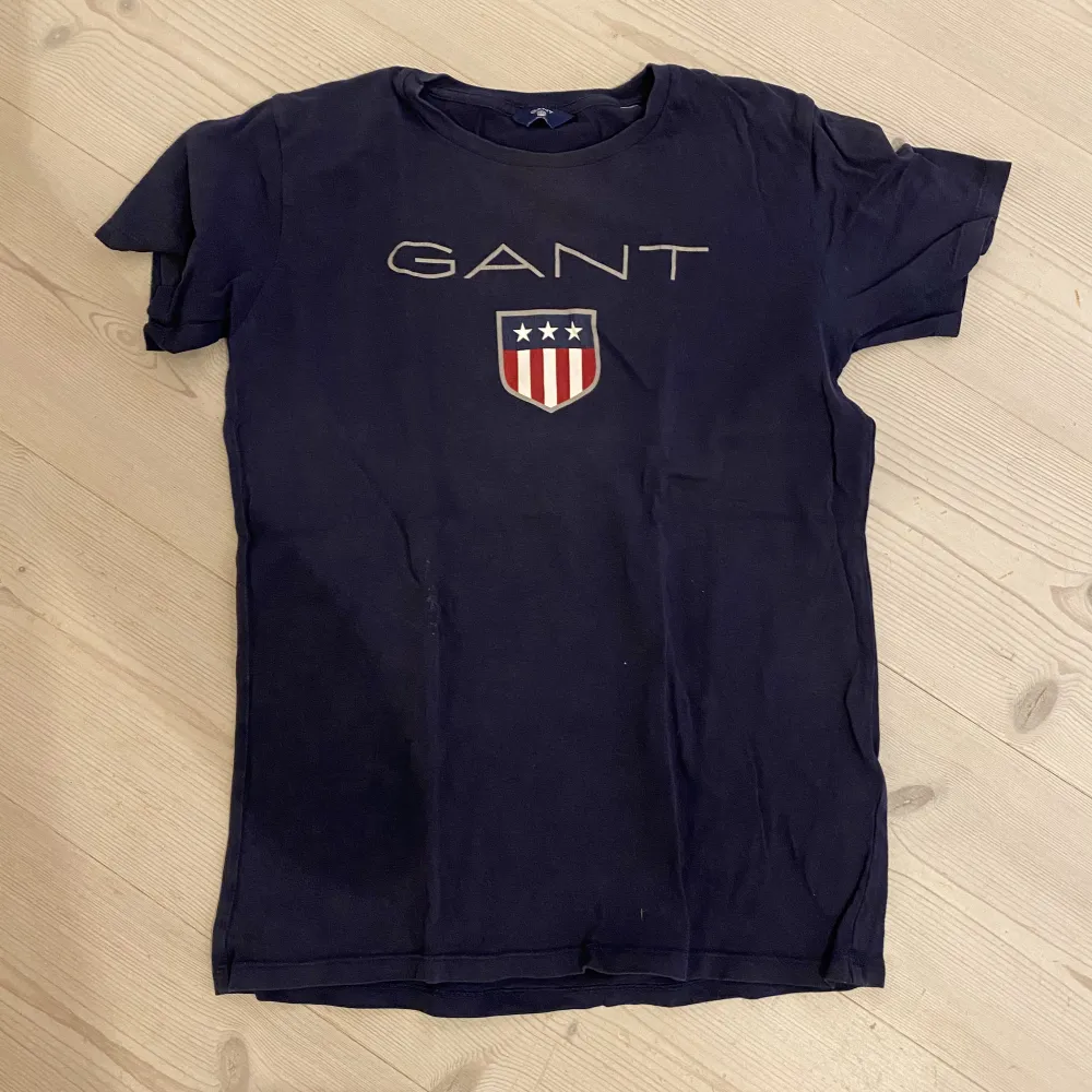 GANT- T-shirt säljer pågrund av att den har blivit för liten. Skick: 8/10 Kan frakta men då står köparen för frakten.. T-shirts.