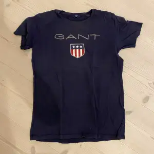 GANT- T-shirt säljer pågrund av att den har blivit för liten. Skick: 8/10 Kan frakta men då står köparen för frakten.