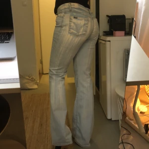 Jeans - Fina bootcut jeans kag använt bara en gång. Säljer för dem är för långa för mig, e 168 men var väldigt snyggt med klackar😉😉😉