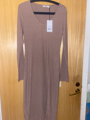 NA-KD - En fin klänning från NA-KD som va för lite för mig fast jag hsr storlek L i vissa fall så den som köper denna tänk på att den är liten i storleken och armarna är lite trånga. Frakten får man stå för själv,pris kan vi diskutera för frakten 🥰