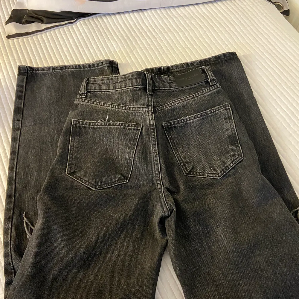 Super fina svarta jeans som tyvärr är för små för mig så bara använda 2-3 gånger. Vid modell. Stolek 32 . Jeans & Byxor.