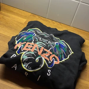 Kenzo tröja - En kenzo tröja i storlek 12 år / 152 den är i väldigt bra skick och nästan aldrig använd