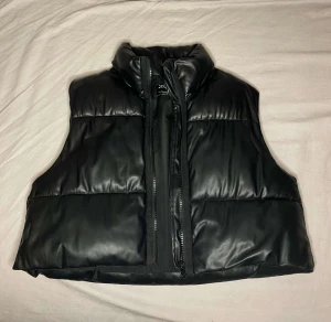 Zara väst - Västen är köpt på Zara för ca 600 kronor är sparsam använd inte använd ofta alls kanske 4 ggr. Den är i storlek XXL men passar även folk som normalt har M-L🤍. Priset kan diskuteras till en viss del. Kom privat för mer bilder🤍 sparsamt använd som sagt.🤍