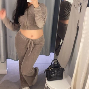 mjukis set från weekday  - säljar den här fina set eftersom jag använder det inte längre. byxor storlek m och tröjan storlek s. Har använt den bara 2 gånger!! jätte fin och bekväm att ta på sig. 