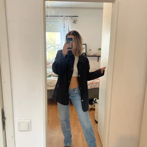 Höst/vår Jacka från umlauf & Klein  - Jackan är mörkblå och är i bra skick. Hittar ingen storlek på jacka,  men jag är en storlek S i vanliga fall på överdelar och den är lite oversize på mig. 