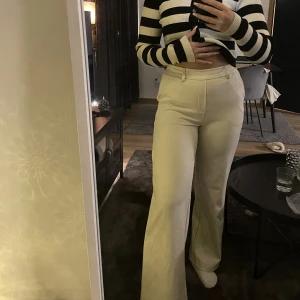 Snygga kostymbyxor i st 36 - Köparen står för frakten 