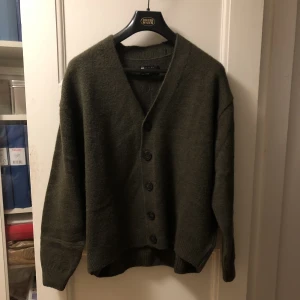 Cardigan - Grön stickad cardigan. Det står att den är i storlek S men sitter mer som M/L. Helt ny och aldrig använd.