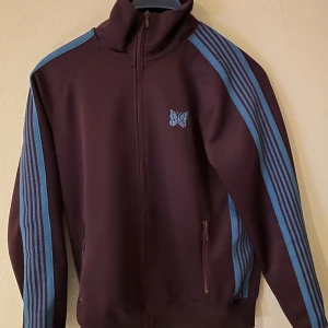 Needles track jacket - Needles track jacket  - Storlek S , sitter TTS = true to Size.  - skick 9/10 ,( liten fläck finns ) - pris 1200kr exklusive frakt 🚚  - digitalt kvitto finns. 