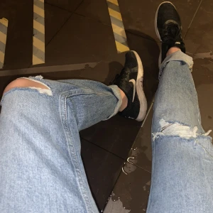 Jeans - Jeans från Zara, tror de är slutsåld för köpte för några års sedan. Aldrig använda bara testade, bra skick. Köparen står för frakten. Säljer pågrund av att jag inte använder de. 