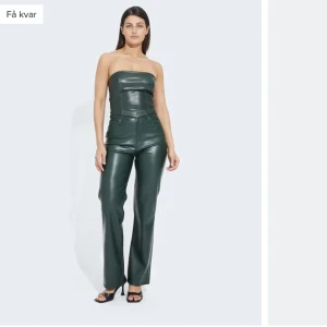 Gröna skinnbyxor bikbok - Säljer mina knappt använda gröna skinnbyxor från bikbok i stl 38. Köpte för 499 kr, skriv privat för fler bilder