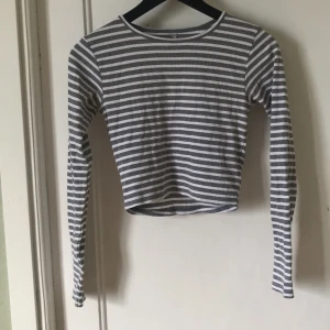 New Yorker randig grå och vit tröja stl S - Knappt använt!! <33