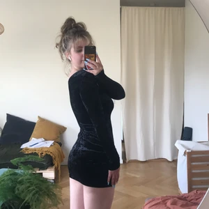 Sammets klänning  - Klänningen är i sammet, den är ganska kort och kan göras till off shoulder. Perfekt festklänning! Klänningen sitter för tight på mig och jag är medium i storlek. Sitter perfekt på s och xs!