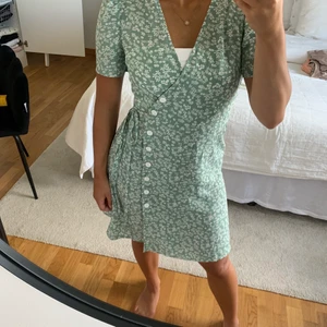 Sommarklänning  - Klänning ifrån SHEIN, använd ett fåtal gånger. Inga tecken på användning. Lite puffärm. 