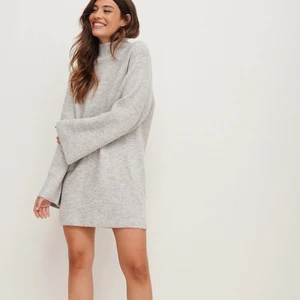 Stickad klänning - Stickad klänning ifrån nakd, endast använd 2 gånger!! Storlek medium men passar S-L beroende på hur man vill att den ska sitta! Helt slutsåld på hemsidan.