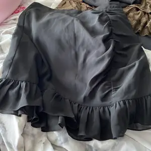 en svart ruffle kjol i storlek s. den är helt ny har aldrig använt den. den sitter lågmidjat på mig för att den är lite stor, men man kan ha den hur man vill. 