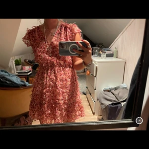 Klänning zara - Säljer min otroligt fina klänning från zara! Använd 3-4 gånger🔥❤️ hör av er vid intresse!