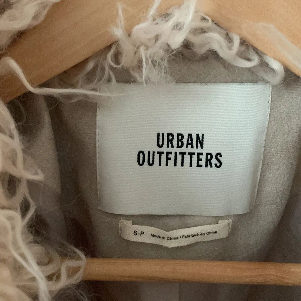 Jättefin jacka från Urban Outfitters, perfekt till våren eller hösten. Använd endast en gång så den är i bra skick. . Jackor.