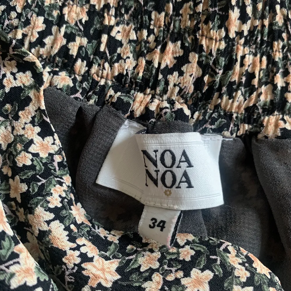 En fin blommig kjol från Noa Noa som tyvärr inte kommer till användning. Nypris 550kr, mitt pris är 250kr💜. Kjolar.