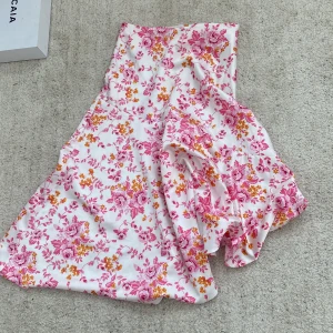 Blommig kjol - Fin kjol från monki som enbart använd en gång på bild 