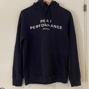 Mörkblå hoodie från PeakPerformance i storlek M (den är dock oversized så passar någon med storlek L också). Den är äkta och knappt använd, säljer då jag aldrig kommer att använda denna igen.