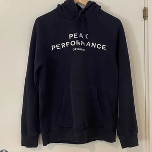 PeakPerformance Hoodie - Mörkblå hoodie från PeakPerformance i storlek M (den är dock oversized så passar någon med storlek L också). Den är äkta och knappt använd, säljer då jag aldrig kommer att använda denna igen.