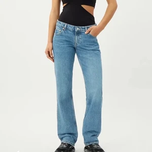 Arrow lowrise jeans - Snygga arrow lowrise jeans från weekday
