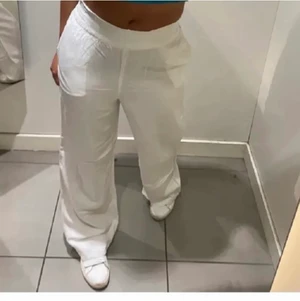 Linnebyxor xs - Säljer dessa fina linnebyxor från hm i storlek xs men passar även s❤️ Just nu har dem en liten fläck men den kommer bort innan jag tvättar dem innan jag säljer dem❤️