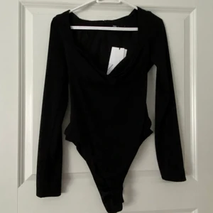 Draperad body  - Säljer min svarta draperad body från zara, pga den satt alldeles för tajt på mig! Den är endast testad och lappen är kvar! 💕 Nypris: 379kr 