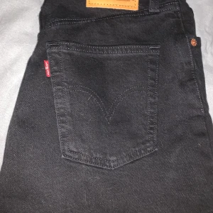 Levis shorts - Säljer ett par levis jeansshorts använda max 3 gånger. Nypris ca 550 kr storlek 27 vilket motsvarar 34 ca😋 prutbart! Frakt tillkommer✨
