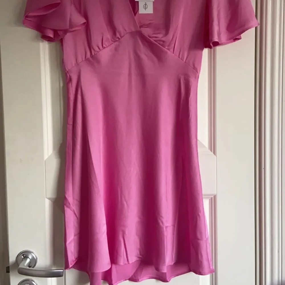 Superfin oanvänd rosa volang klänning från stradivarius med prislappen på! Köpt på ASOS för drygt en månad sen. Storlek M men väldigt liten i storleken, passar mig som vanligtvis är en XS-S! Tveka inte på att höra av er! 💘💘. Klänningar.