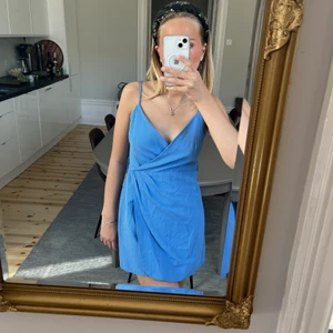 Zara klänning  - Helt oanvänd med prislapp kvar, jätte fin färg och passar jätte bra till sommarn 