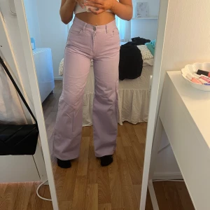 Lila jeans - Lila jeans från junkyard som är använda max 2 gånger så dom är i ett bra skick, säljer eftersom att dom inte kommer till användning. Frakt tillkommer utöver priset.