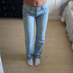 Intressekoll på mina älskade Zara jeans! Säljer direkt för 400 då de mina favorit jeans🥲