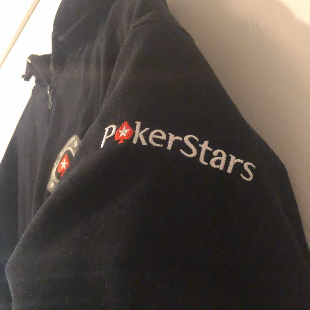 En Pokerstars hoodie i bra skick, säljer pga den kommer inte till användning längre, prisen är 200kr och gratis frakt💗. Hoodies.