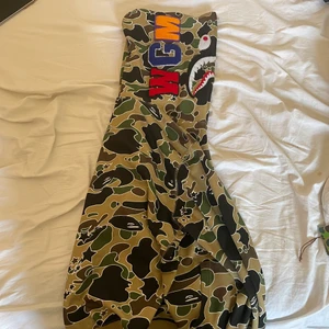  bape shark zipper hoodie - vid intresse så finns det bevis på att den ska va äkta. har också qr kod. den är i XL men passar mig som har medium-large.