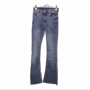 Perfect Jeans från Gina Tricot  - Riktigt snygga jeans från Gina Tricot! Köpta på sellpy men är försmå för mig tyvärr. Lite mer mörkblå i verkligheten än på bild, super skönt material!