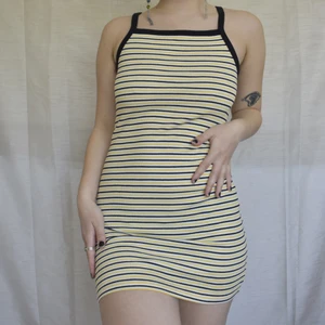 sommarklänning - bekväm, smidig o söt! vad mer kan önskas? gul o svart randig<3