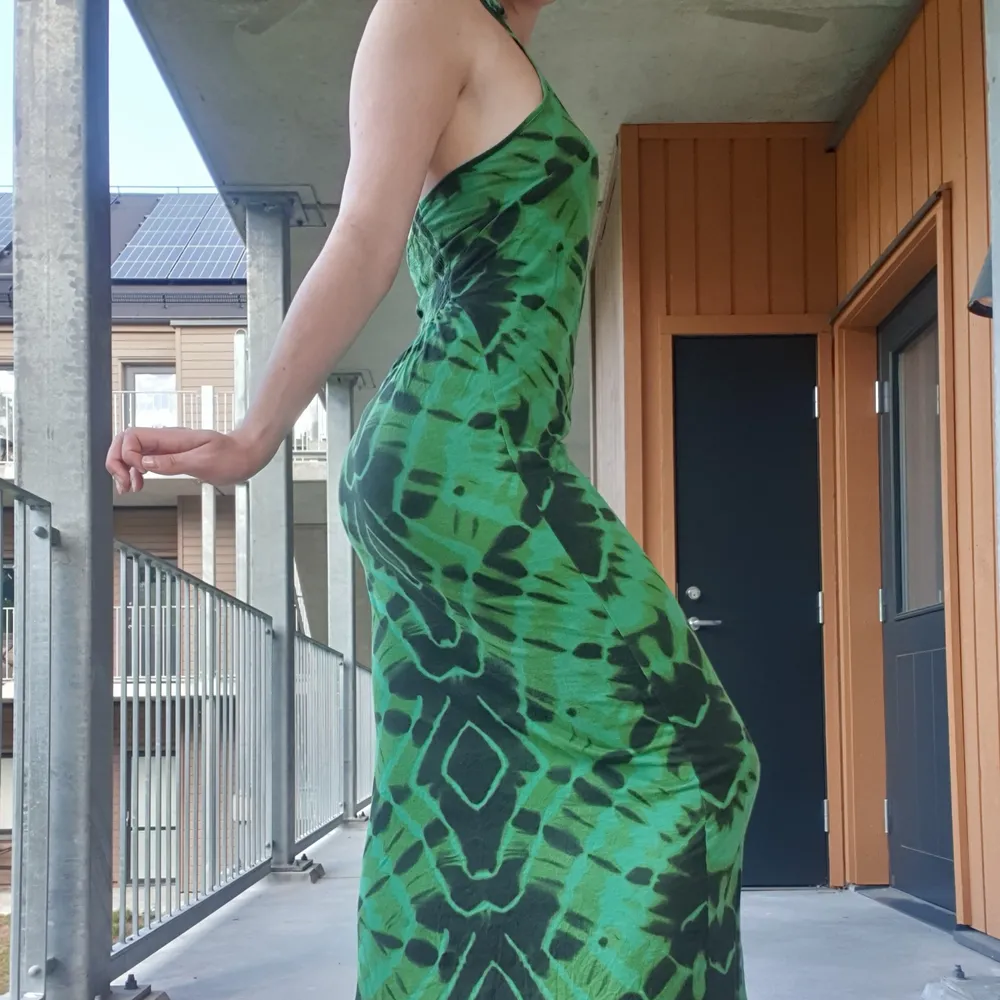 **SOLD** Absolutely gorgeous floor length green tie-dye maxi dress from Indiska. I adore it, but don't wear color myself. Made from the softest material, breezy and perfect for the summer days or even to throw over a bikini on a beach day. Hard to find . Klänningar.