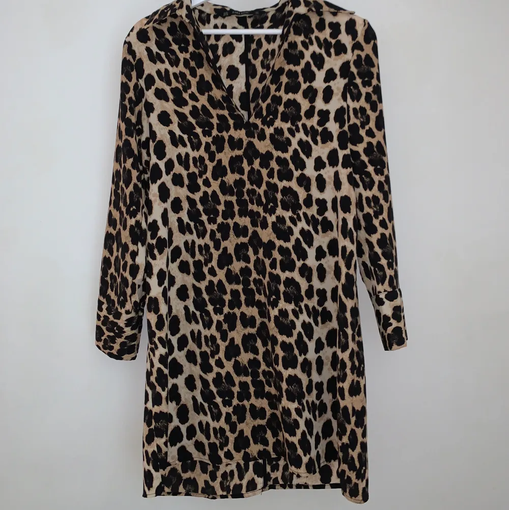 En leopardmönstrad klänning från zara / oversized skjorta . Klänningar.