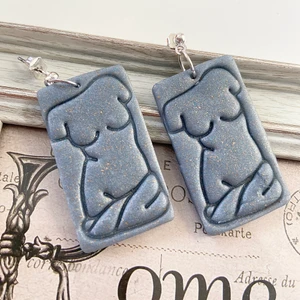 Blå Örhängen  - Handgjorda örhängen av lera. Samfraktar. Kontakta för flera bilder eventuellt video. Storlek ca 5  cm Står ej för postens slarv Kontakta för nickelfri alternativ