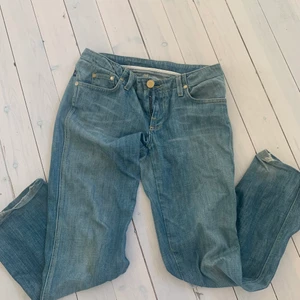 Low waisted jeans storlek s - ❤️super Snygga Low waisted jeans ganska flare lite använda köpte på rock and republik ❤️