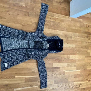 Knappt använd odd Molly kofta, storlek xs  - Knappt använd odd Molly kofta, storlek xs. Nypris= 1250 kr