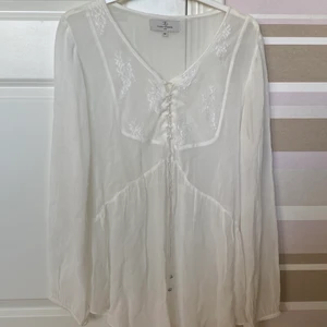 Cottagecore blus - Super fin vintage vitt tunn blus i super skick, med fina detaljer och knytning. Köpt secondhand med baktanken att sy om den men hittade aldrig tiden. Perfekt till en cottagecore/ fairycore inspirerad outfit!🤍🧺🍰🏹