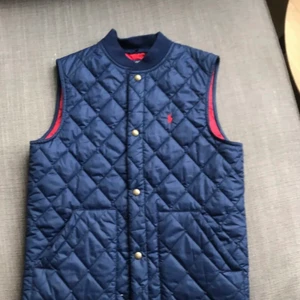 Polo väst - Säljer denna polo/Ralp Lauren västen på Säljer denna polo väst på grund av att jag inte använder den. Kontakta mig vid intresse, köparen står för frakten. Nypris  1000 kr